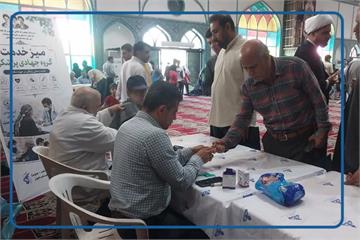میز خدمت سلامت توسط گروه جهادی بهداشت و درمان صنعت نفت اهواز در مصلی نماز جمعه برپا شد