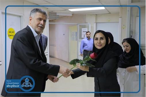 خبر تصویری / تقدیر رئیس بهداشت و درمان صنعت نفت اهواز از کارکنان واحد خدمات تشخیصی به مناسبت روز جهانی رادیولوژی