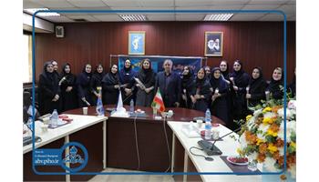 خبر تصویری/ تقدیر از کارشناسان مامایی بهداشت و درمان صنعت نفت اهواز هم‌زمان با روز ماما